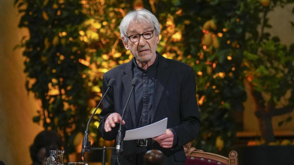 José Sacristán lee el discurso de ingreso de Antonio Machado en la RAE, este martes en la sede de la Academia. Foto: EFE/Borja Sánchez-Trillo