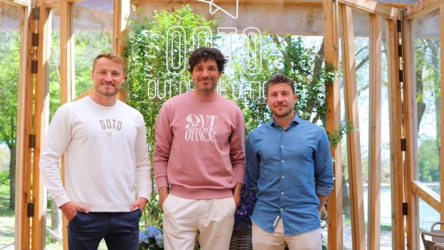 Andrés Velencoso junto a Marcus Cooper y Biel Ramon.