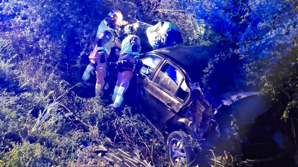 Los Bomberos de León en el lugar del accidente con el coche destrozado