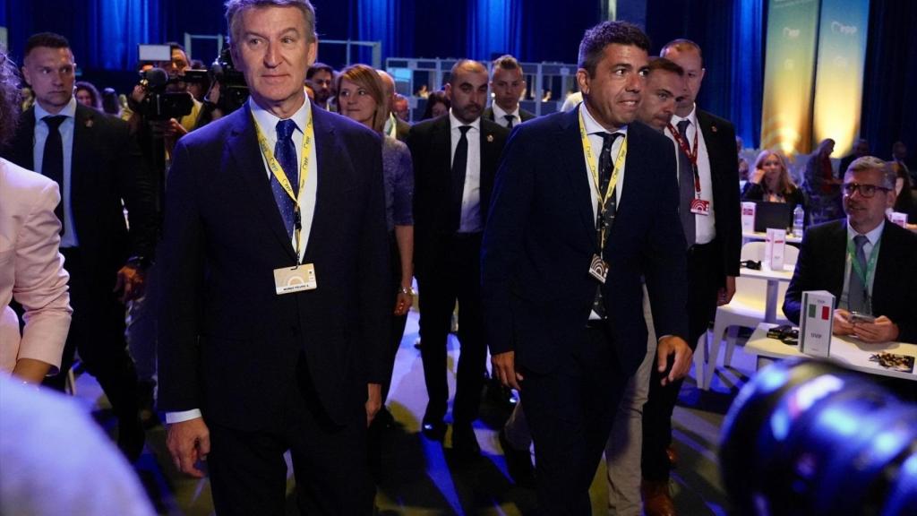 Alberto Núñez Feijóo y Carlos Mazón, en el congreso del PPE este miércoles. Eduardo Manzana / Europa Press