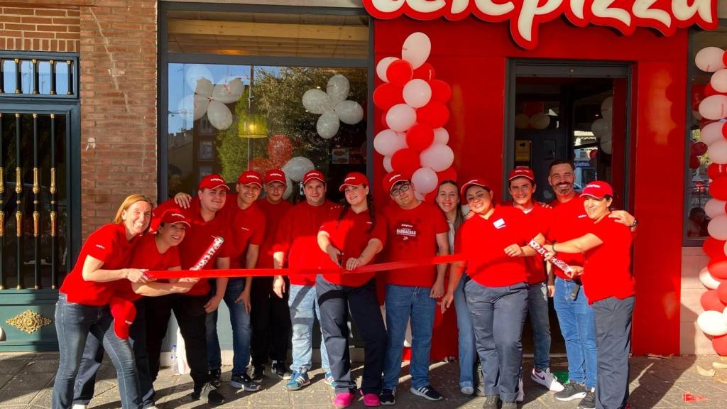 Fiesta de reapertura del local de Telepizza situado en la Plaza Bejanque 11.