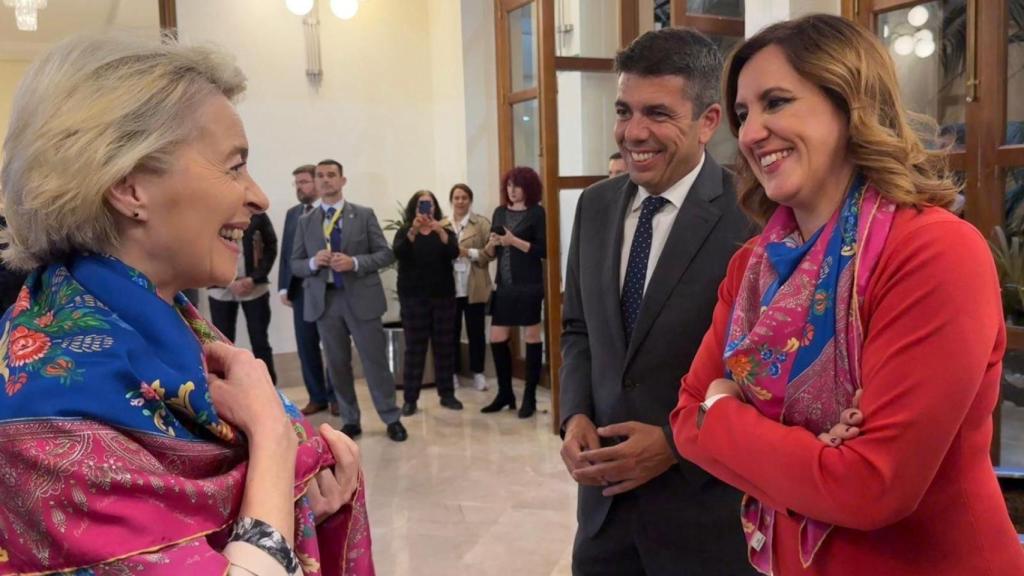 Mazón y Catalá saludan a Von der Leyen este martes en la cena.