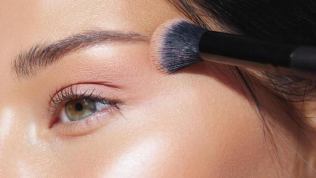 Imagen de una chica maquillándose.