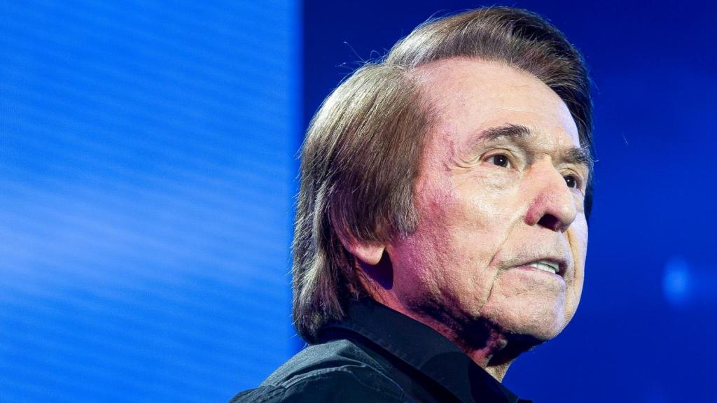 Raphael, en un concierto en Zaragoza, en 2023.