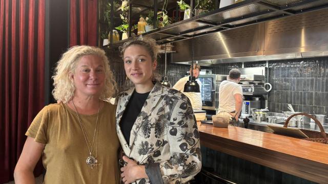 Ana Roš junto a su hija frente a las cocinas de JAZ.