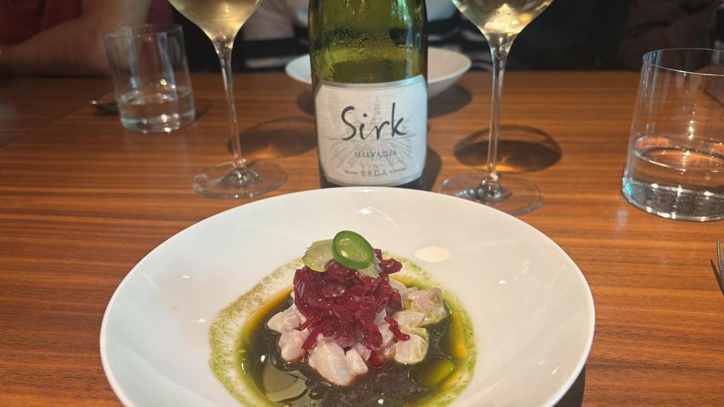 Ceviche de lubina con jugo de kiwi verde, remolacha y habanero.