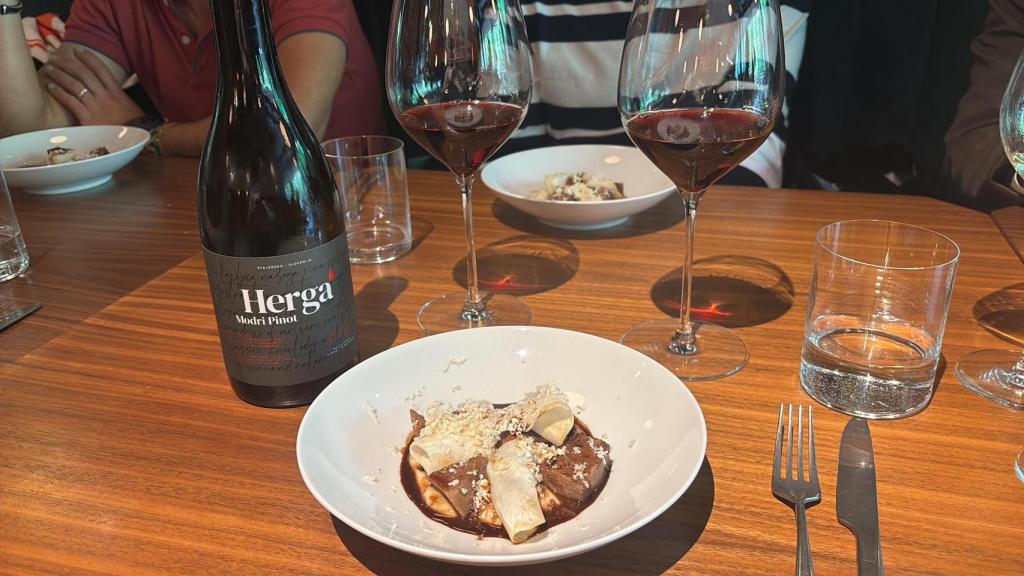 Estofado de lengua de res, uno de los platos principales del menú del día en JAZ.