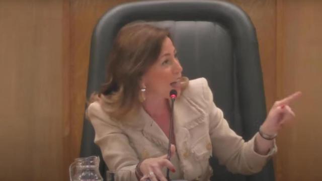 La alcaldesa de Zaragoza, Natalia Chueca, durante el pleno celebrado este miércoles en el Ayuntamiento.