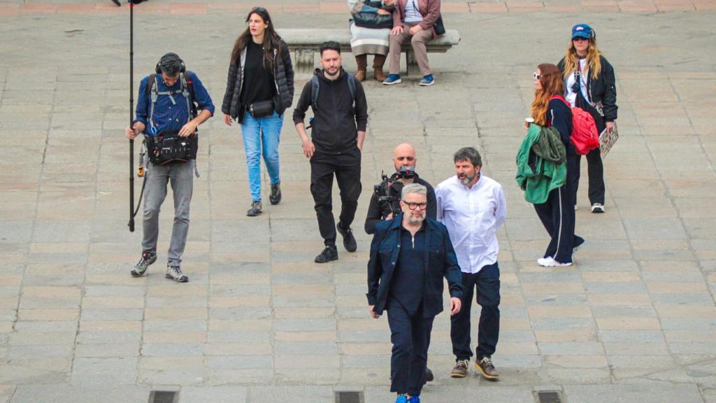 Alberto Chicote y su equipo grabando Batalla de Restaurantes en la Plaza Mayor de Salamanca