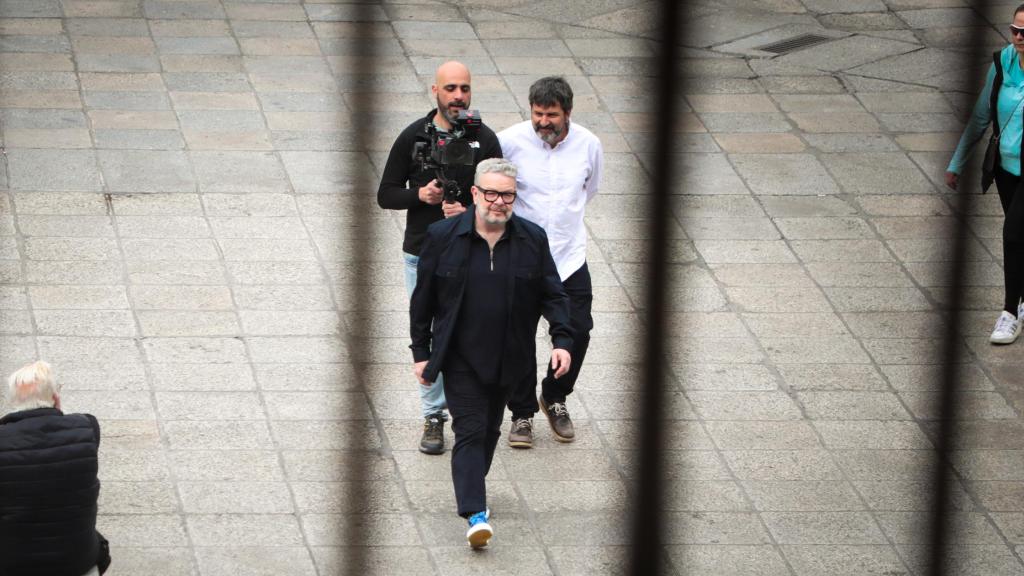 Alberto Chicote y su equipo grabando Batalla de Restaurantes en la Plaza Mayor de Salamanca