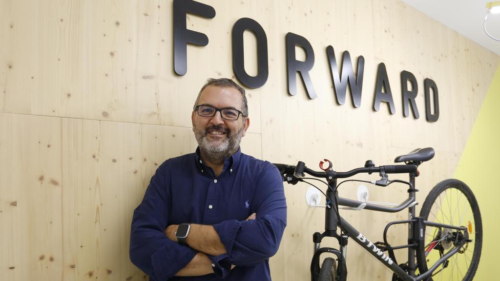 El director de Forward, Carlos Sánchez, en las oficinas de la empresa en Sevilla.
