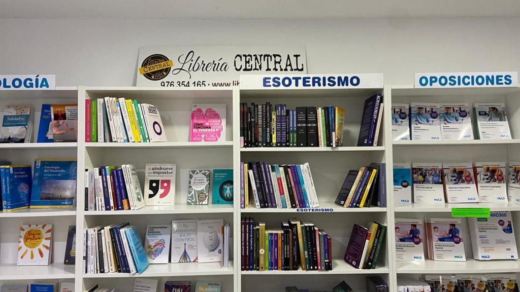 Estanterías Librería Central este miércoles.