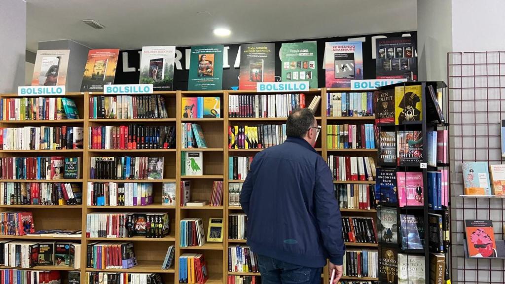 Un cliente buscando un libro.