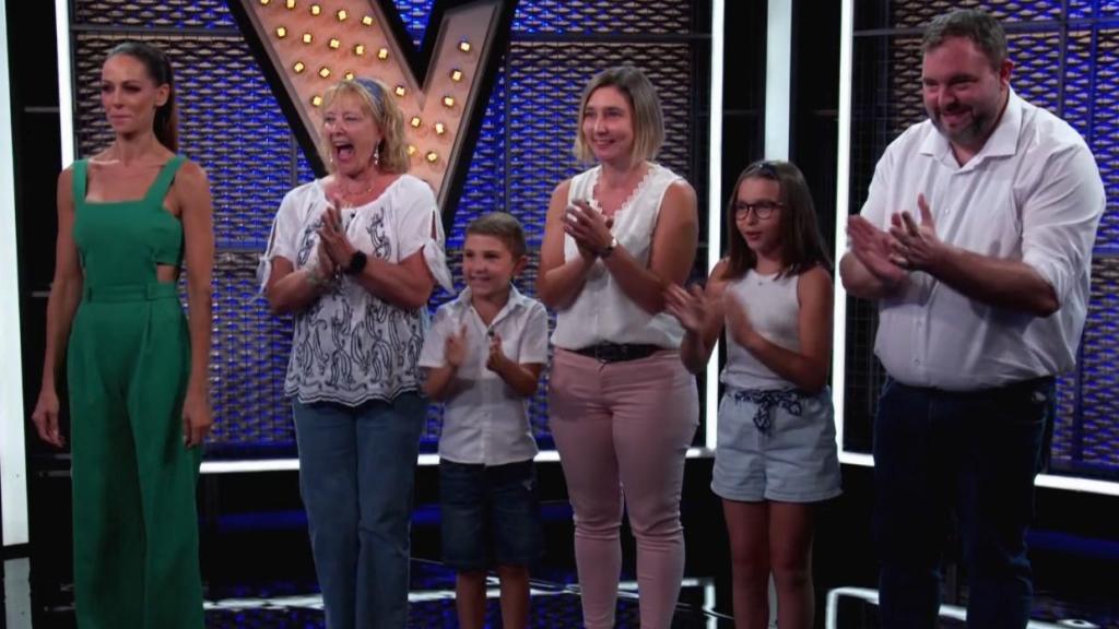 Eva González y la familia de uno de los concursantes de 'La Voz Kids 2024'.