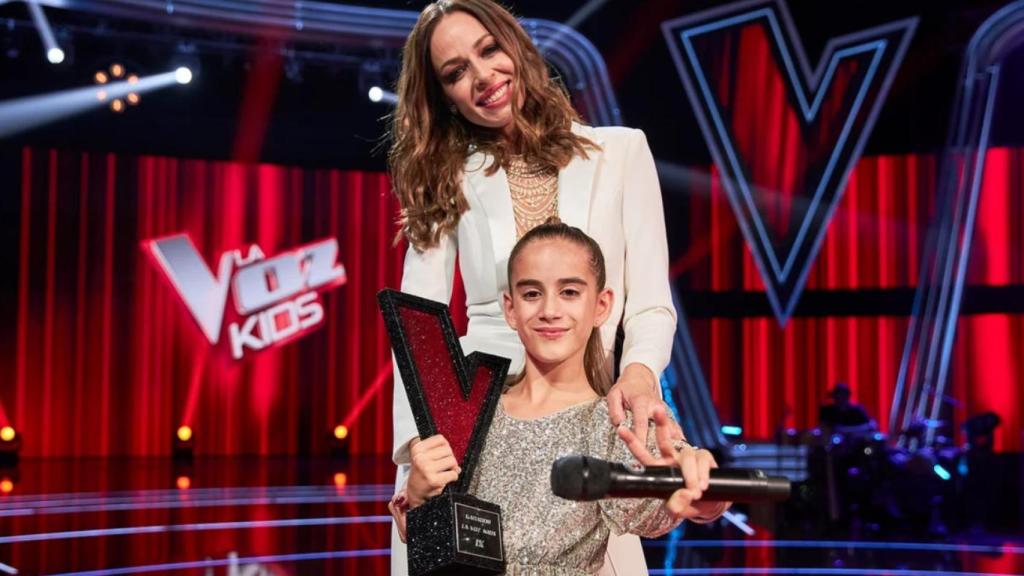 Eva González, con la ganadora de la última edición de 'La Voz Kids'.
