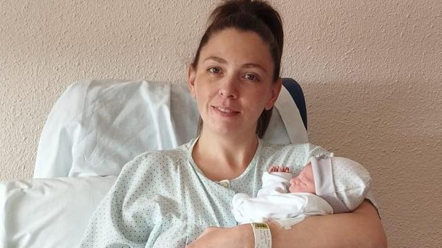 María Rodríguez con Sofía, su pequeña.