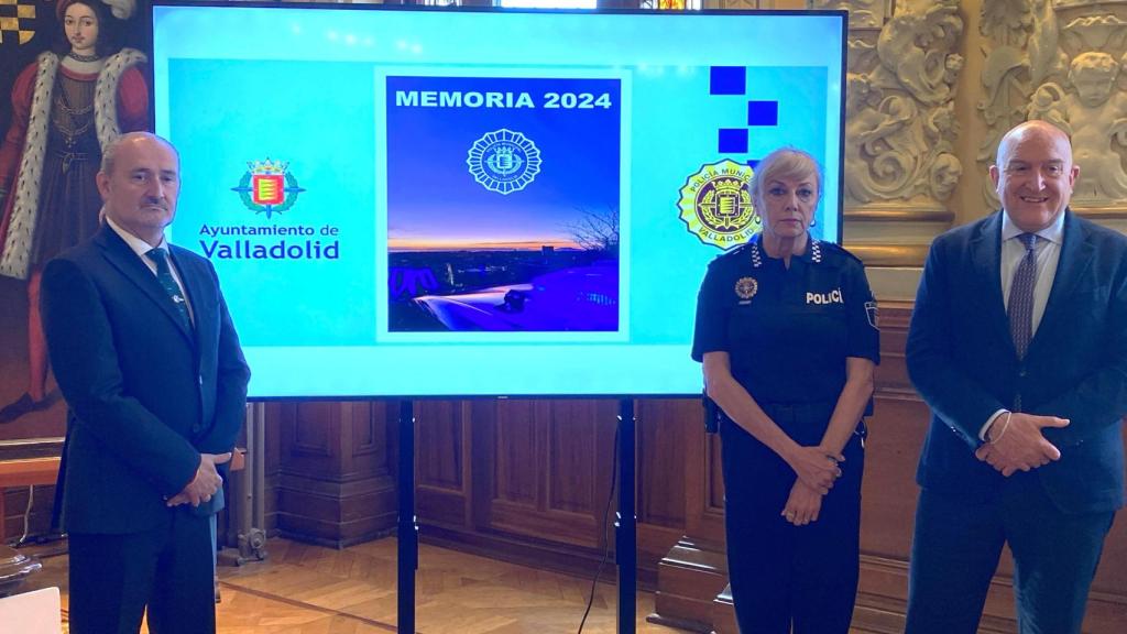 El concejal de Seguridad Ciudadana, Alberto Cuadrado Toquero, la superintendente de la Policía Municipal, Julia González, y el alcalde de Valladolid, Jesús Julio Carnero, presentando la Memoria de la Policía Local de Valladolid
