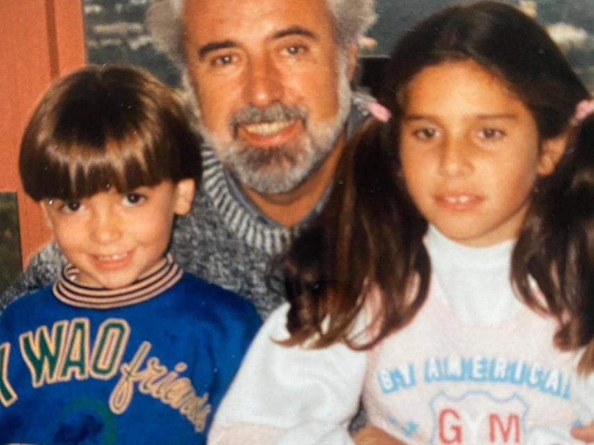 Pepe Tous junto a sus hijos, Zeus y Thais.