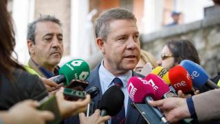 El presidente de Castilla-La Mancha, Emiliano García-Page, visita en la ciudad de Cuenca, en la bajada de San Martín, el proyecto de movilidad sostenible mediante conexión accesible al casco urbano histórico de Cuenca.