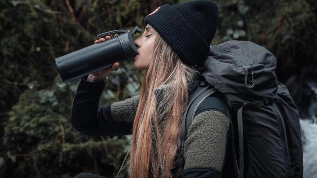 Esta es la botella con filtro purificador más vendida de Amazon que te puede salvar si te quedas sin agua