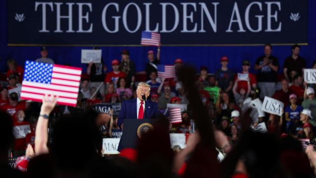 El presidente de EEUU, Donald Trump, habla durante un mitin para conmemorar los 100 pimeros días en su cargo.