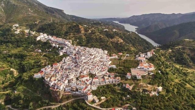 Vista de Istán, pequeño pueblo en la Sierra de las Nieves.