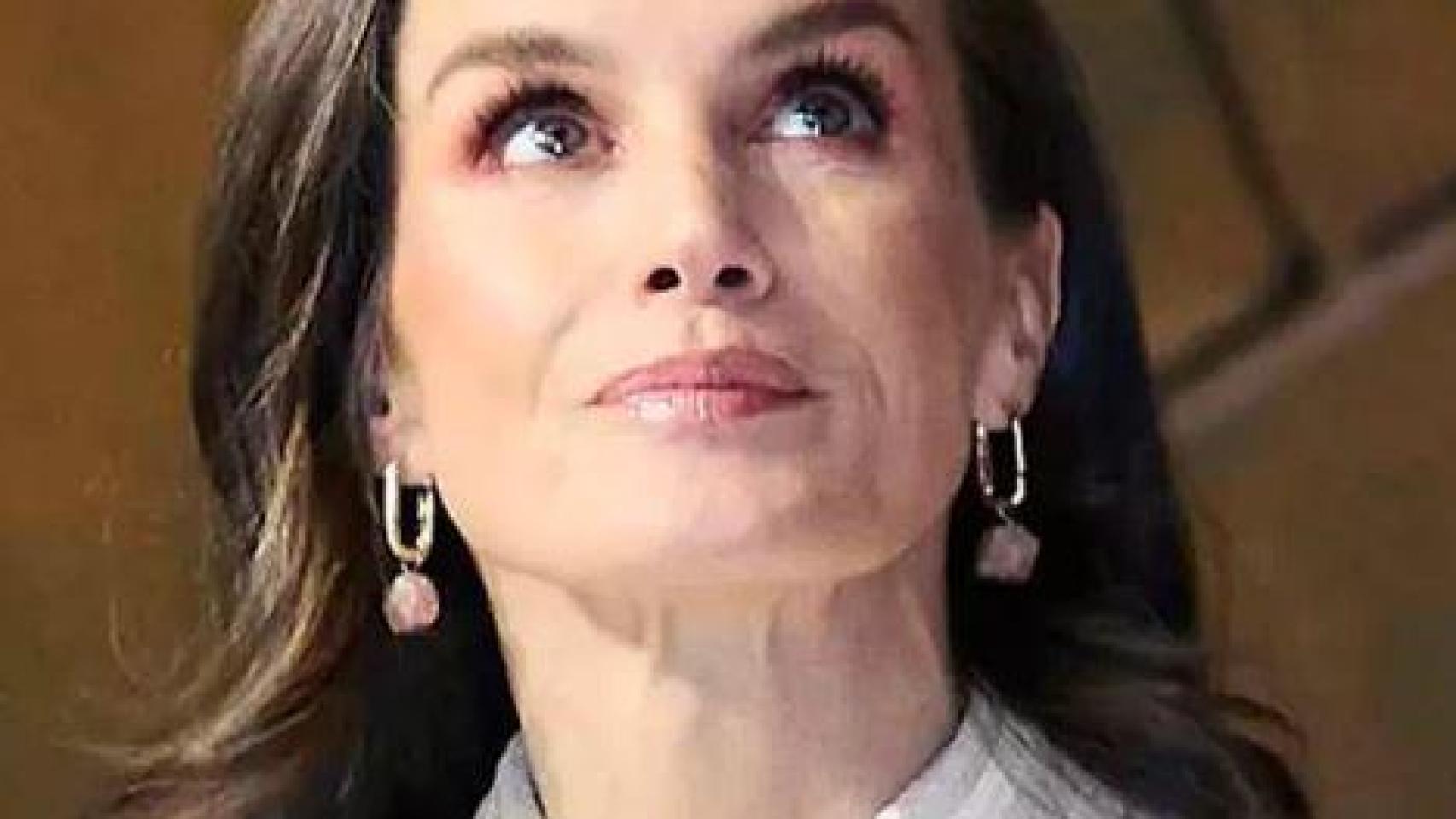 La reina Letizia con pendientes de Sure Jewels.