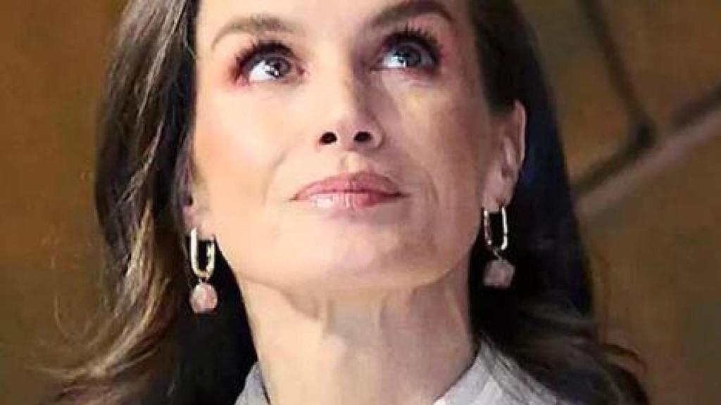 La reina Letizia con pendientes de Sure Jewels.