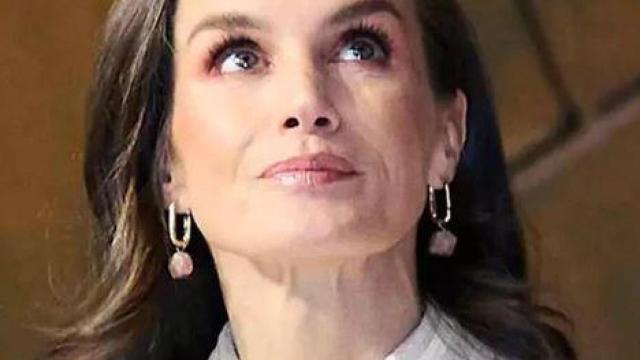 La reina Letizia con pendientes de Sure Jewels.