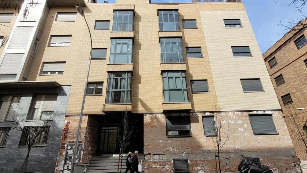 El edificio okupa de la calle Azcona 27, Madrid.