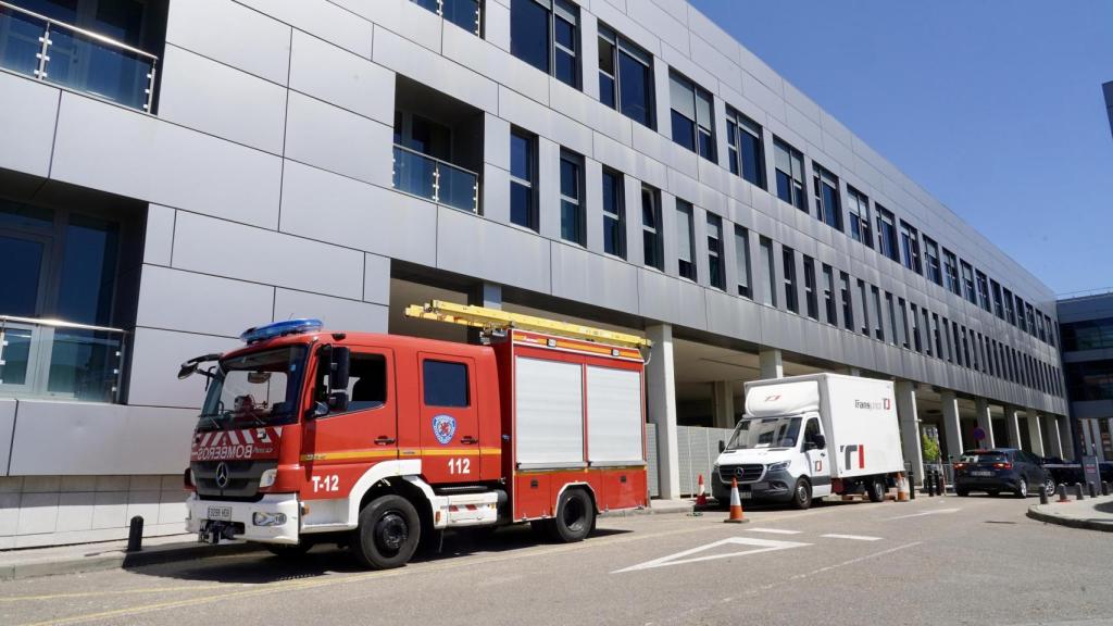 Bomberos en el hospital de León