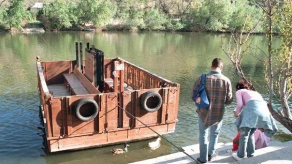 Barca pasaje que conecta el Casco Histórico de Toledo con el Valle.