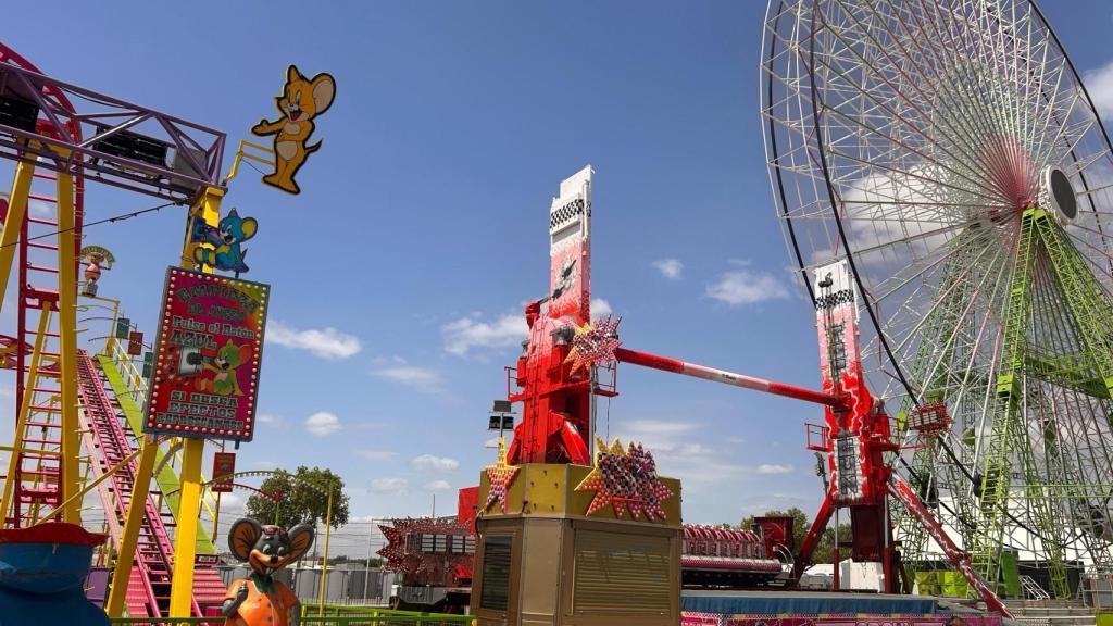 Imagen de algunas de las atracciones de la Feria de Sevilla durante el montaje.