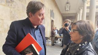 Luis García Monterio y la poetisa colombiana Pilar Bonnett, en la Facultad de Filología de la USAL