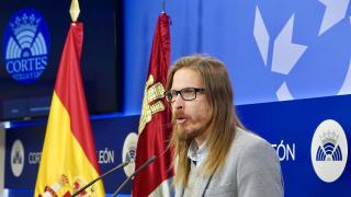 El secretario de Organización de Podemos, Pablo Fernández, esta mañana en las Cortes