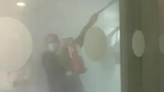 Un trabajador del Hospital de Toledo sofocando las llamas del incendio en los quirófanos.