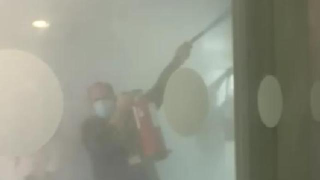 Un trabajador del Hospital de Toledo sofocando las llamas del incendio en los quirófanos.