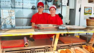 El equipo de Pollería Tere en el mercado de la Plaza de Lugo