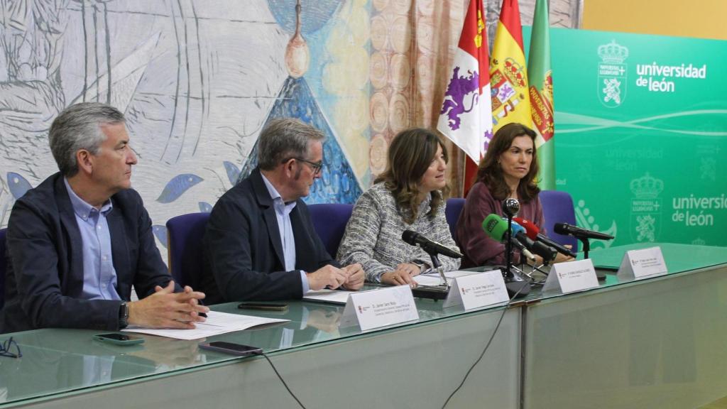 La rectora de la Universidad de León, Nuria González, y el presidente de la Cámara de Comercio, Javier Vega, firman un convenio de colaboración