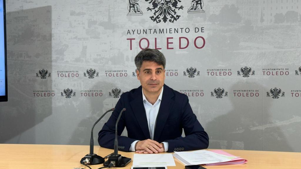 El portavoz municipal, Juan José Alcalde, en la sala de prensa del Ayuntamiento de Toledo.