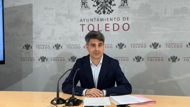 El portavoz municipal, Juan José Alcalde, en la sala de prensa del Ayuntamiento de Toledo.