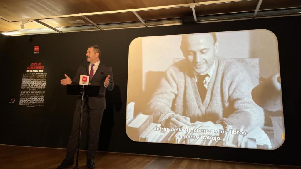 Mariano de Paco Serrano visita la exposición dedicada al director de teatro José Luis Alonso Mañes. Foto: Comunidad de Madrid