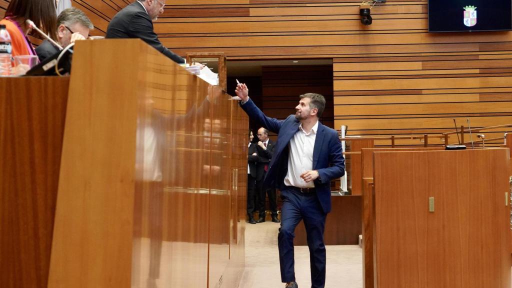 Luis Tudanca emite su voto para la designación como senador