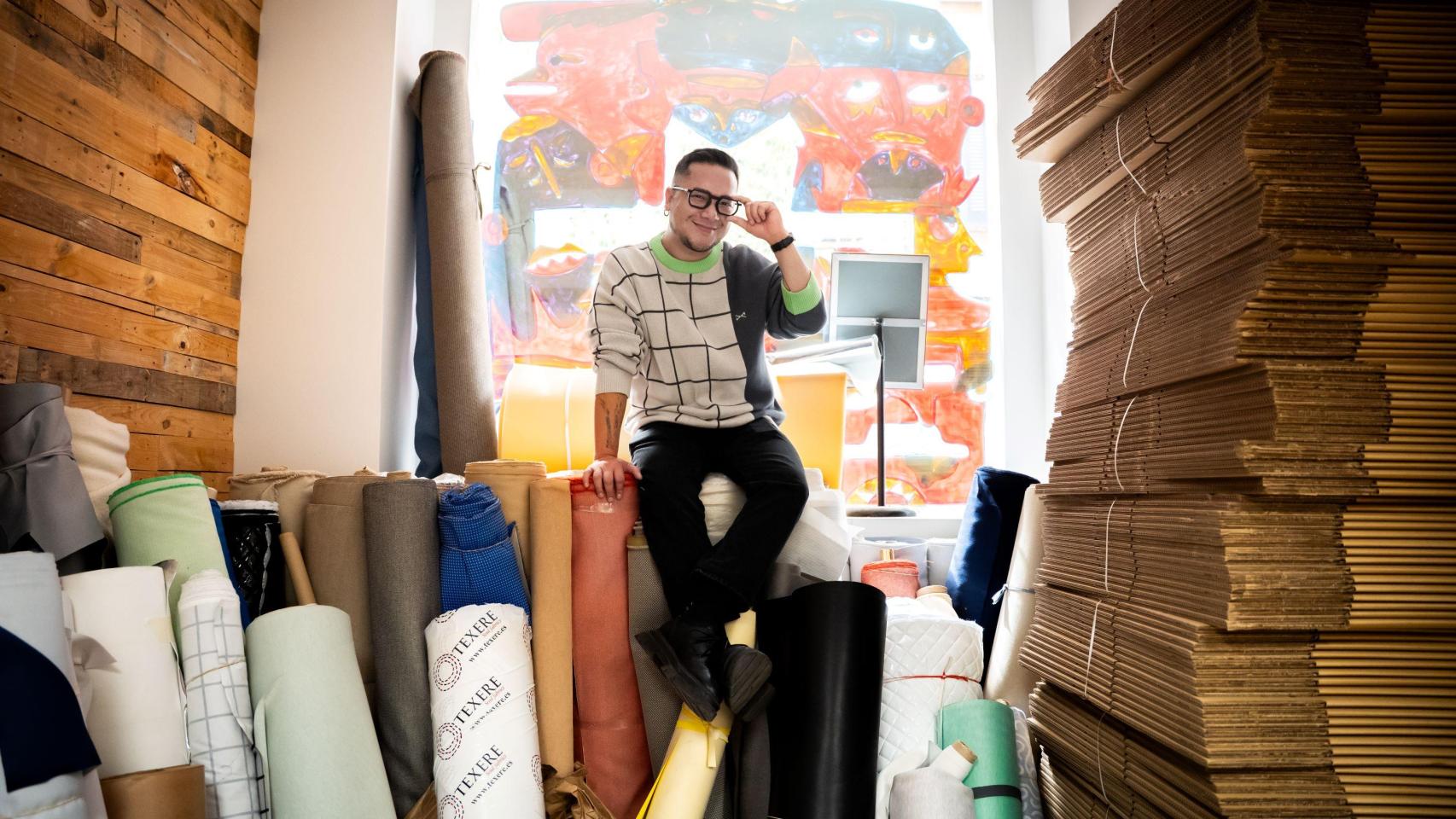 Daniel Chong en su taller en Lavapiés, Madrid.