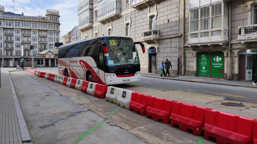 Un autobús escolar circula hacia el Paseo Marítimo por Modesta Goicouría, donde aún no se puede estacionar.
