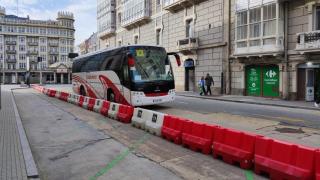 Un autobús escolar circula hacia el Paseo Maritimo por Modesta Goicouría, donde aún no se puede estacionar.