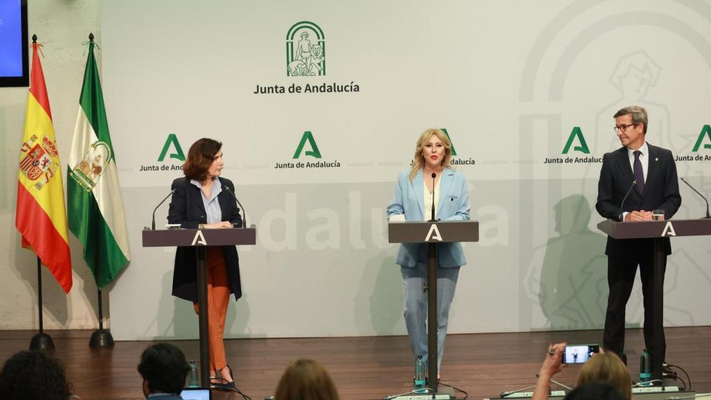 La consejera de Economía y Hacienda en Andalucía, Carolina España, junto a la de Empleo, Rocío Blanco, y de Energía, Jorge Paradela.