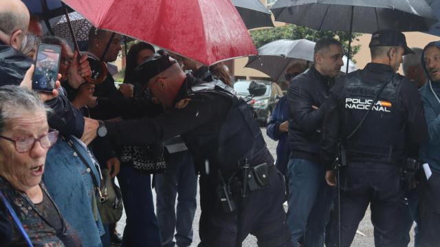 La Policía Nacional apartando a los vecinos de la calle Caldas de Reis en Vigo para permitir la salida de un coche