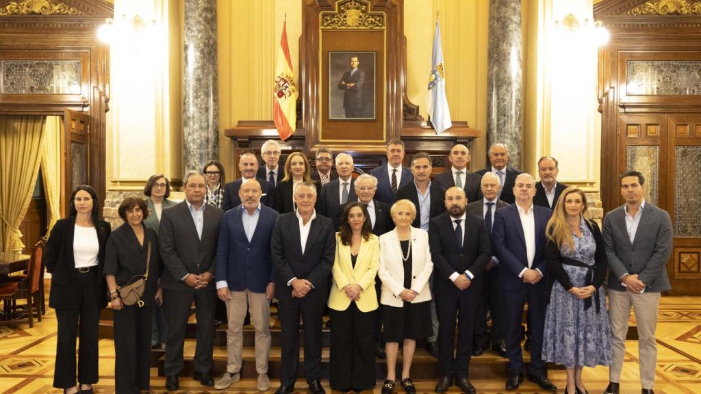 Promotores y representantes de la Universidad Emilia Pardo Bazán junto con la alcaldesa esta mañana