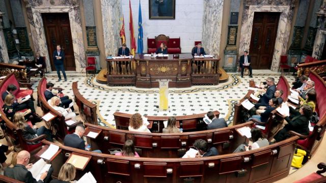 PP y Vox aprueban la nueva normativa de pisos turísticos. EE